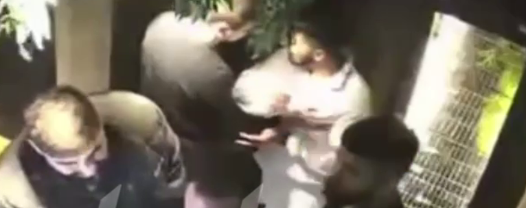 Стресс в голове. Мужчина рвет на себе волосы. Сломать голову рисунок. Человек сидит на чемодане. Парень с разбитым лицом в снегу.