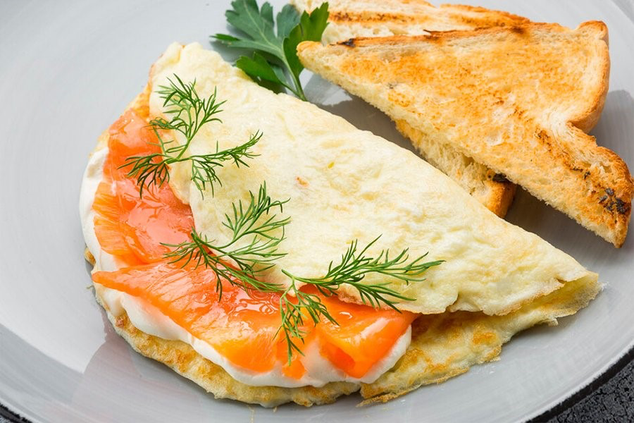 омлет из двух яиц с молоком. яйца перемешанные с молоком. яичница скрэмбл. омлет из двух яиц с молоком. омлет из двух яиц с молоком.