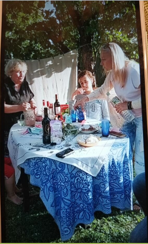 Ирина Величка стоит на фото справа