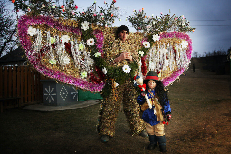 Авторы фото Добрый Человек и Анна Тихая© Отец в костюме медведя и его четырёхлетний сын в костюме цыгана у себя во дворе в хуторе Тражаны перед началом обряда Маланки. Некоторые отцы шьют для своих трёх и четырёхлетних сыновей даже костюмы соломенных медведей, но тогда им приходится носить этих «медвежат» на себе.