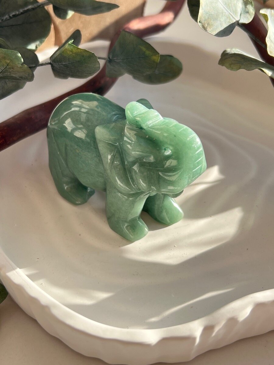 фигурка слона из зеленого авантюрина
