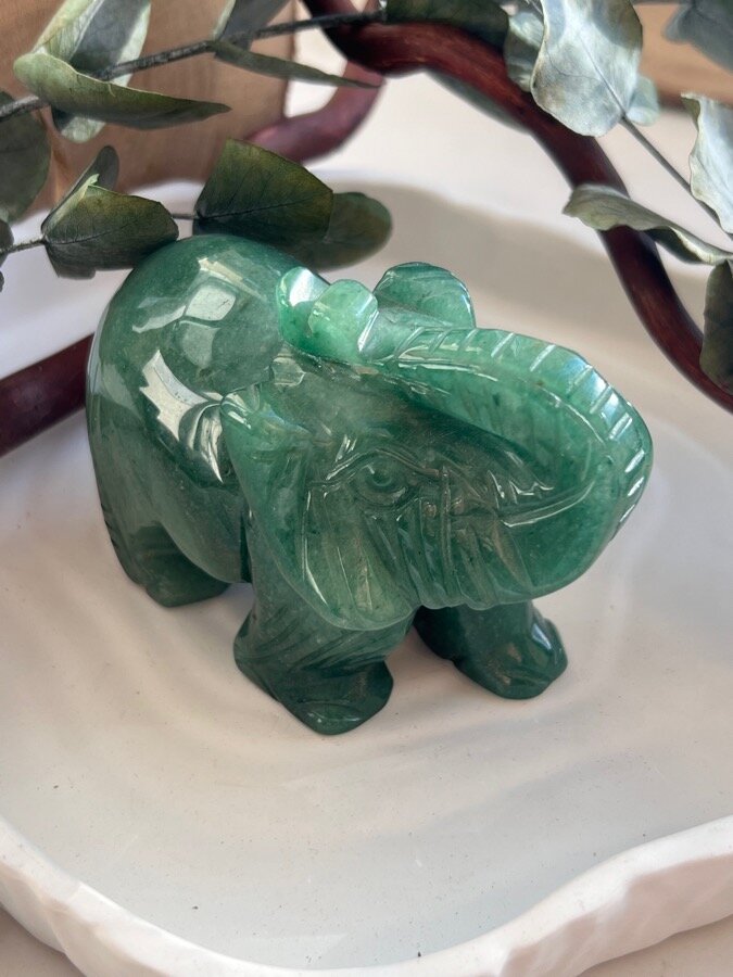фигурка слона из зеленого авантюрина