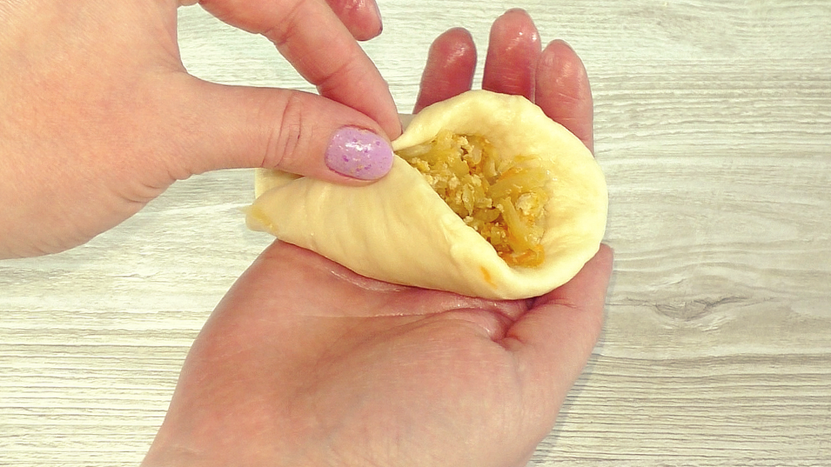 смазывать яйцом или желтком выпечку. смазывать яйцом или желтком выпечку. смазать пирог желтком. пирожки из дрожжевого теста и яйцо в. смазать выпечку желтком.