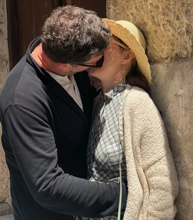 Любить и быть любимым цитаты огромное счастье. Любимые рядом цитаты. Просыпаться рядом с любимым человеком. Красивые статусы про мужа. Я верю в тебя цитаты.