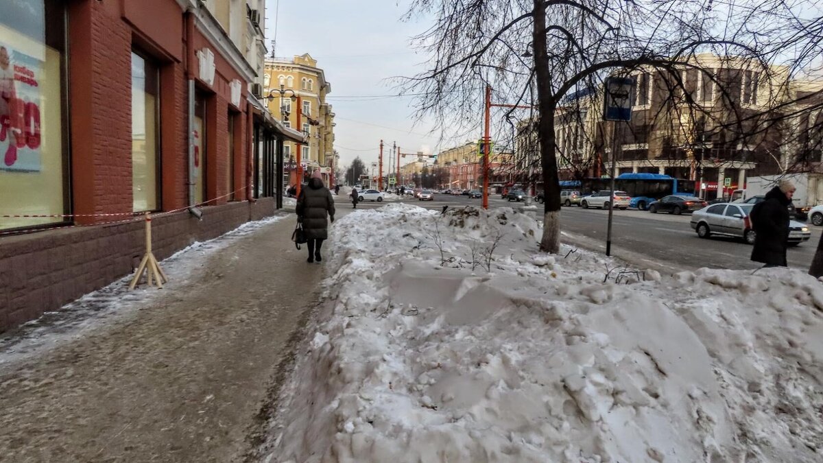 Человек на краю крыши. Пасмурное небо. В темном городе ветер. В темном городе ветер. Туман ночью.