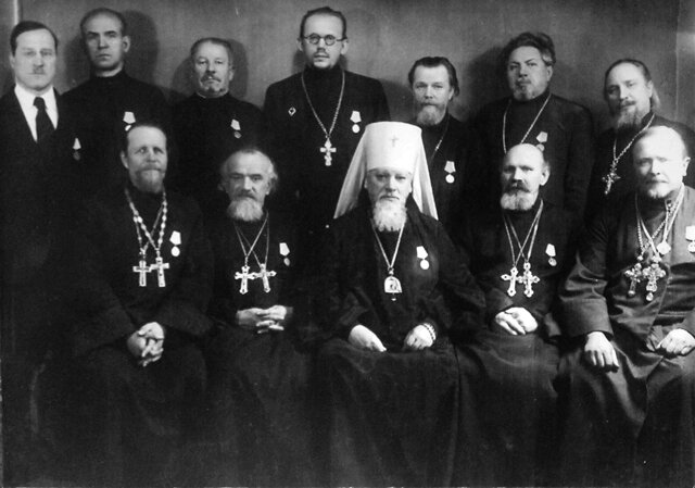 Митрополит Алексий (в центре) с ленинградскими священниками, награжденными медалью «За оборону Ленинграда»