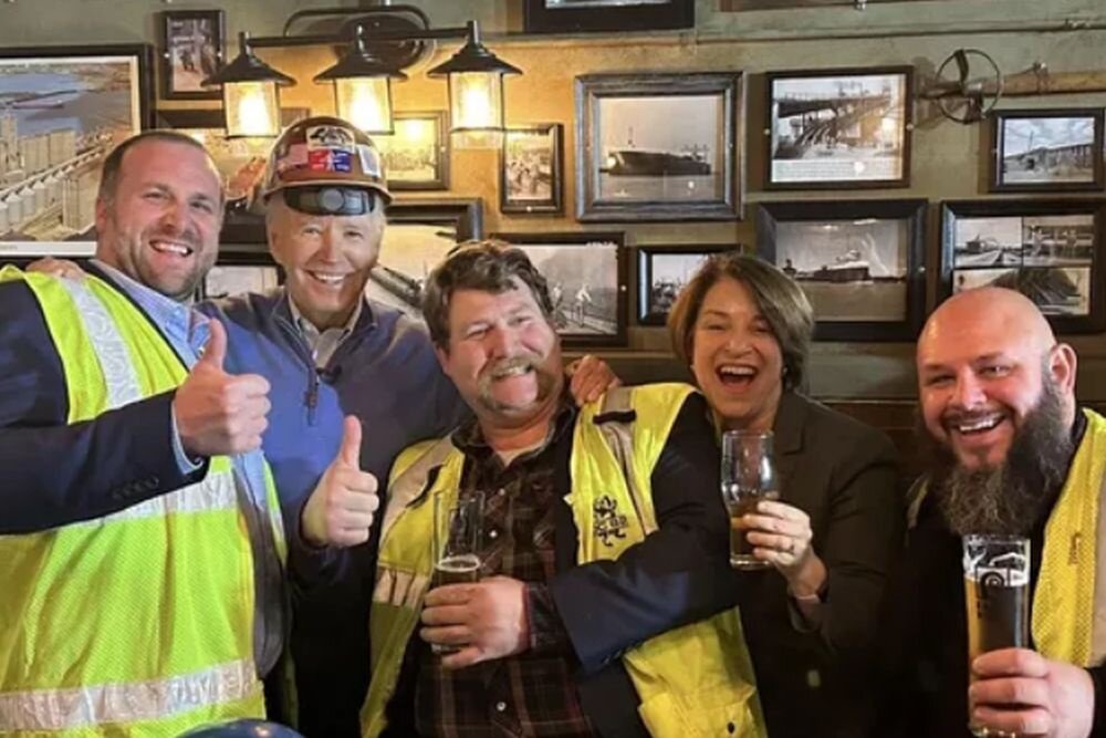 надела одежду задом наперед приметы. шиворот-навыворот фразеологизм. дети шиворот навыворот. происхождение фразеологизма шиворот на выворот. фразеологизм шиворот на выворот.