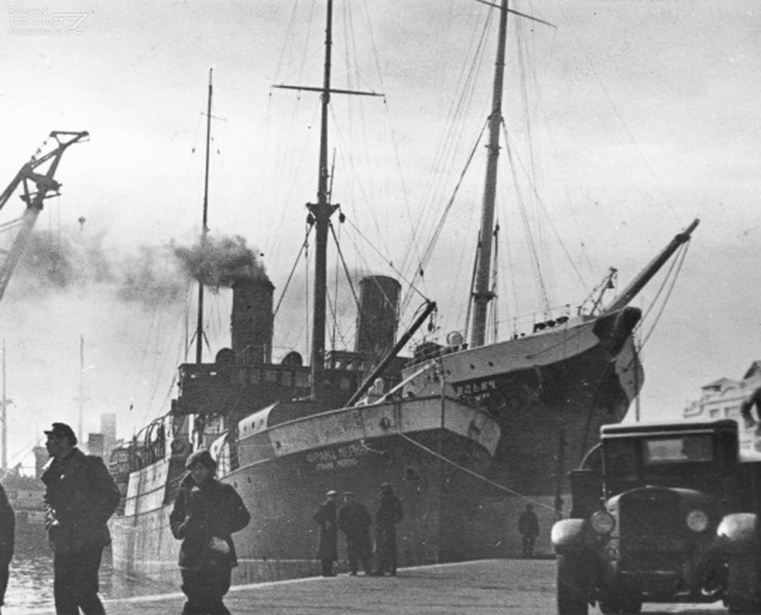 Пассажирский сухогруз Франц Меринг (слева у причала)