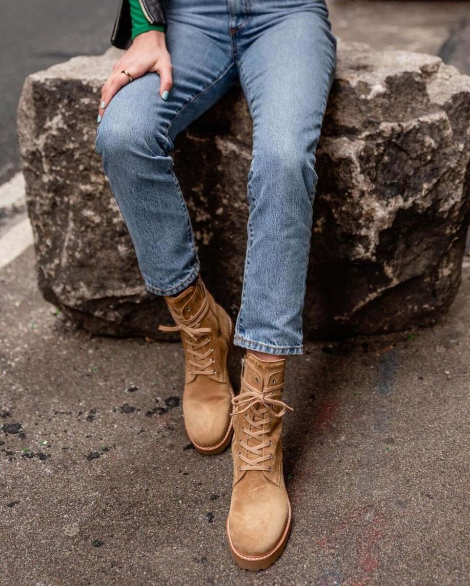 черные замшевые туфли с джинсами.