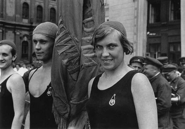 Студенты на физкультурном параде. Москва. 1940 год.