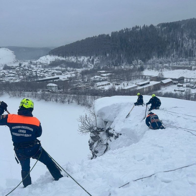 Гора зюраткуль большой нургуш. Хребет нургуш зюраткуль. Гора большой нургуш челябинская. Озеро аракуль скалы шиханы. Гора александровская сопка златоуст.