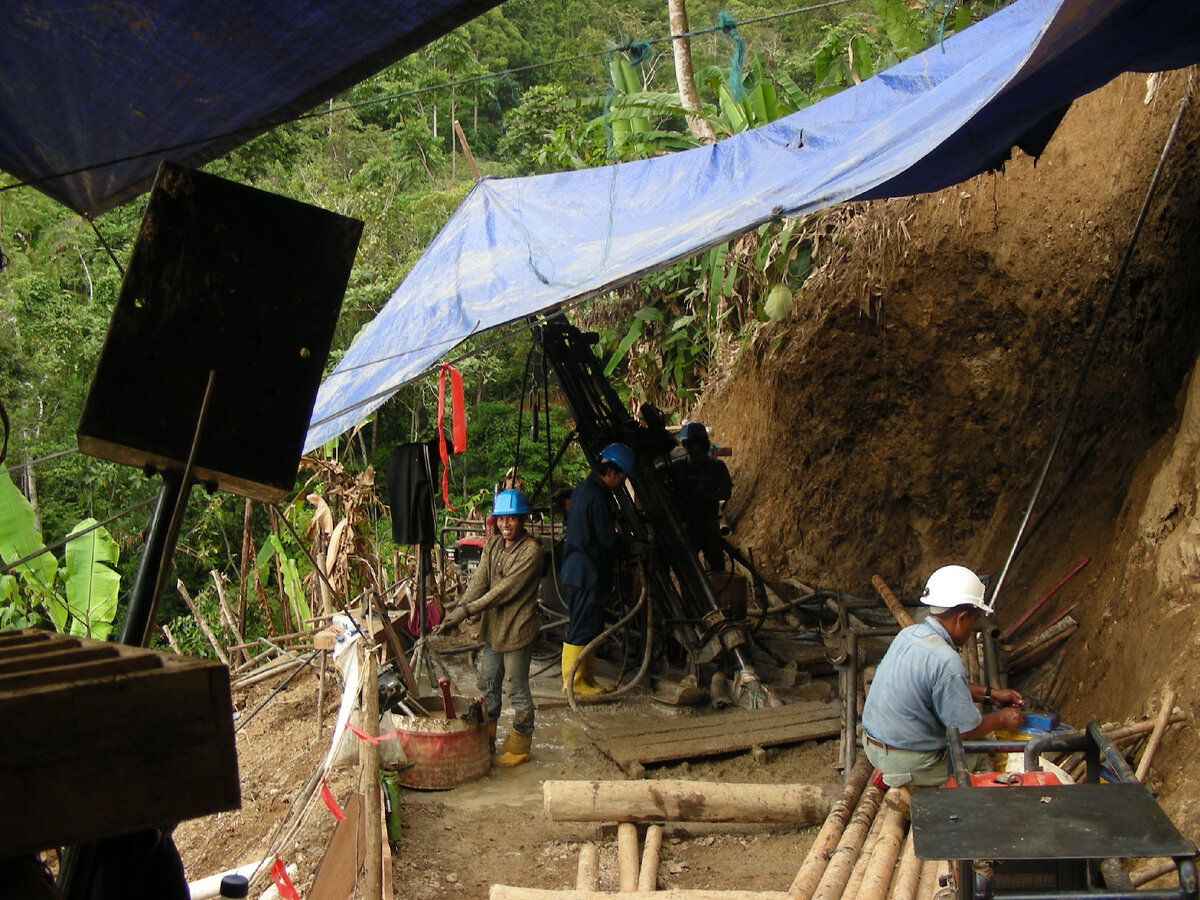 Буровая в джунглях. Переносится вручную по частям. Богатые компании закидывают их вертолётами. Тоже по частям.