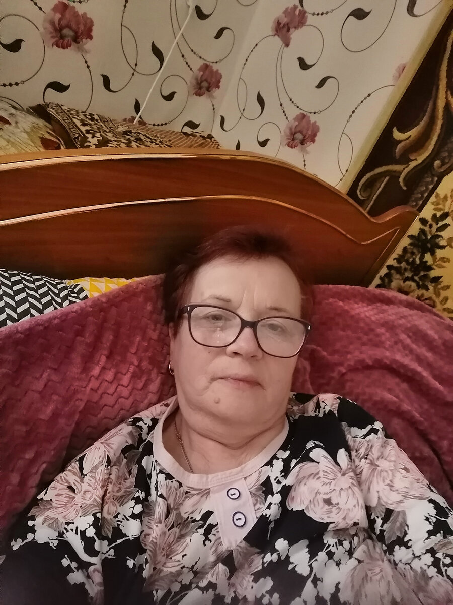 Это я. Сходила в магазин, отдыхаю. 