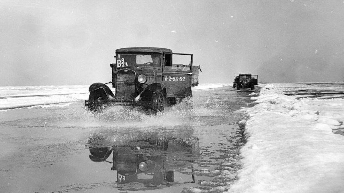   Полуторки выходили в рейсы, даже когда на льду уже была вода