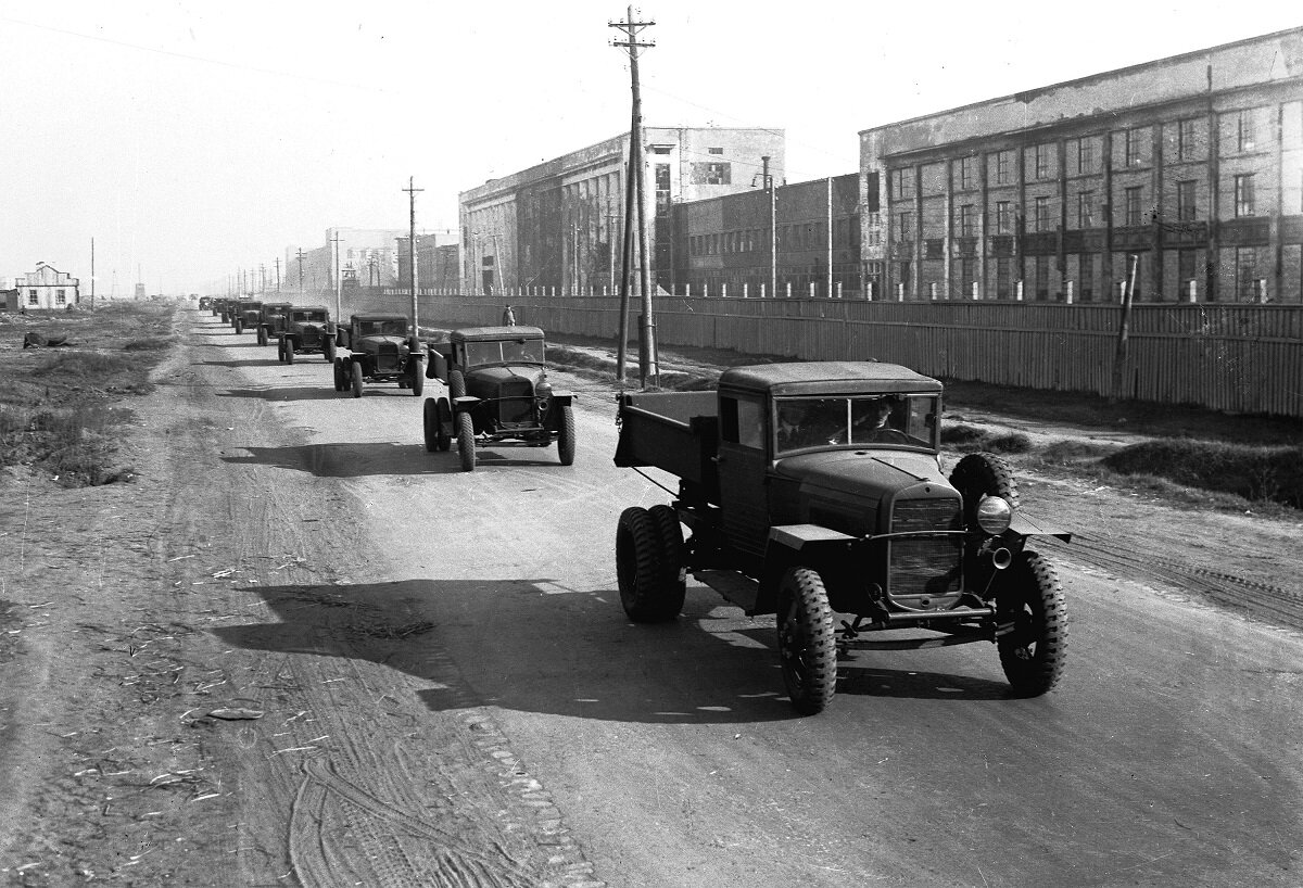    Фронтовые полуторки выпускали с одной фарой – из экономии деталей и для светомаскировки