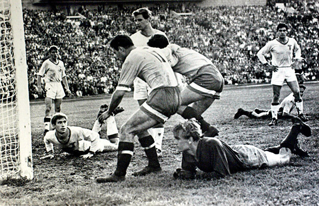    Дмитрий Шаповалов (на переднем плане, спиной) в игре чемпионата СССР «Торпедо» — «Динамо».из личного архива Павла Алешина