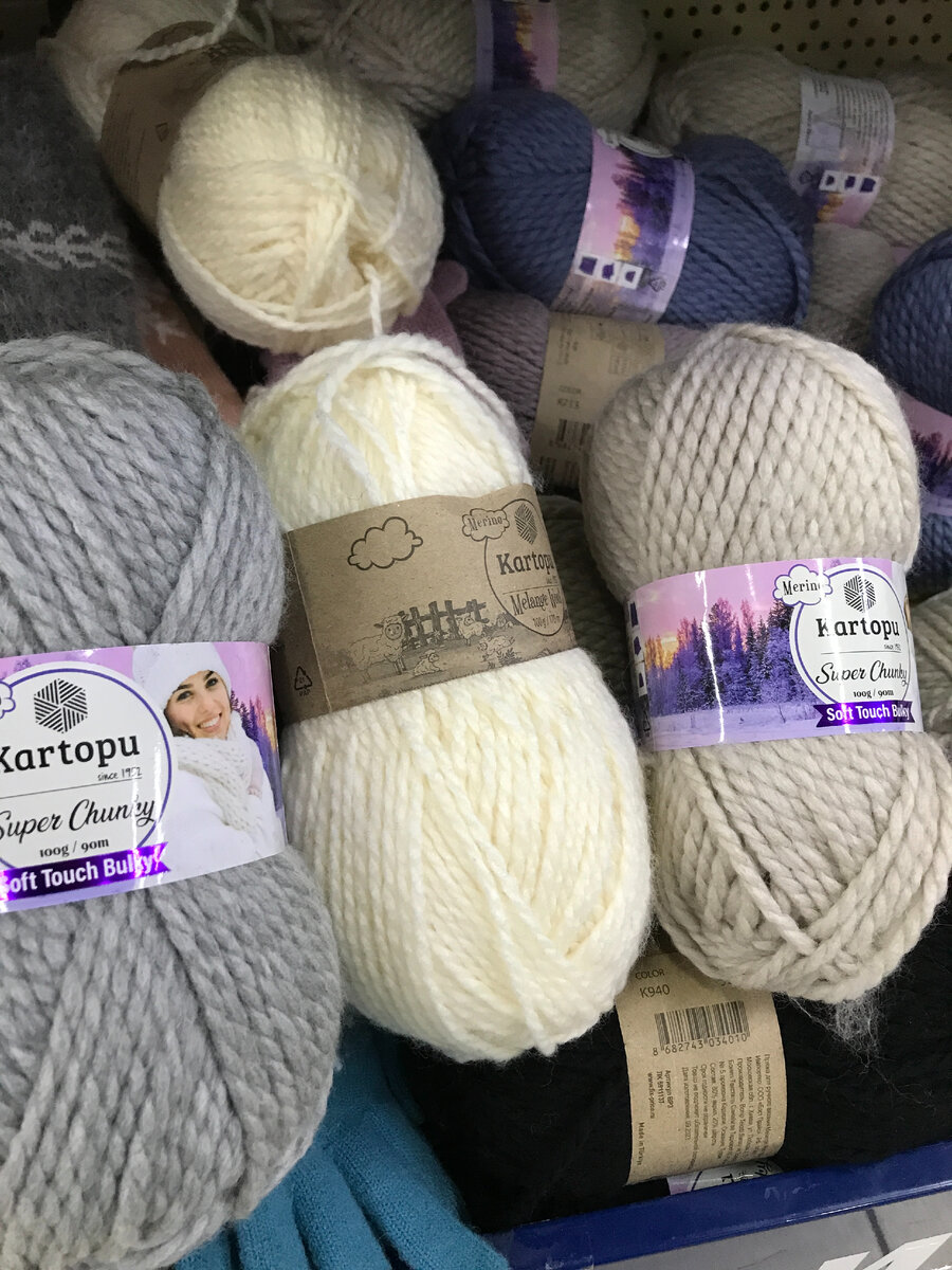 нитки для вязания. пряжа. какими нитками лучше связать. пряжа для вязания купальников. мотки пряжи.