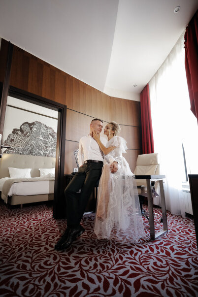 ни на какое спи. ни на какое спи. ни на какое спи. мем не могу уснуть. человек ложится в кровать.