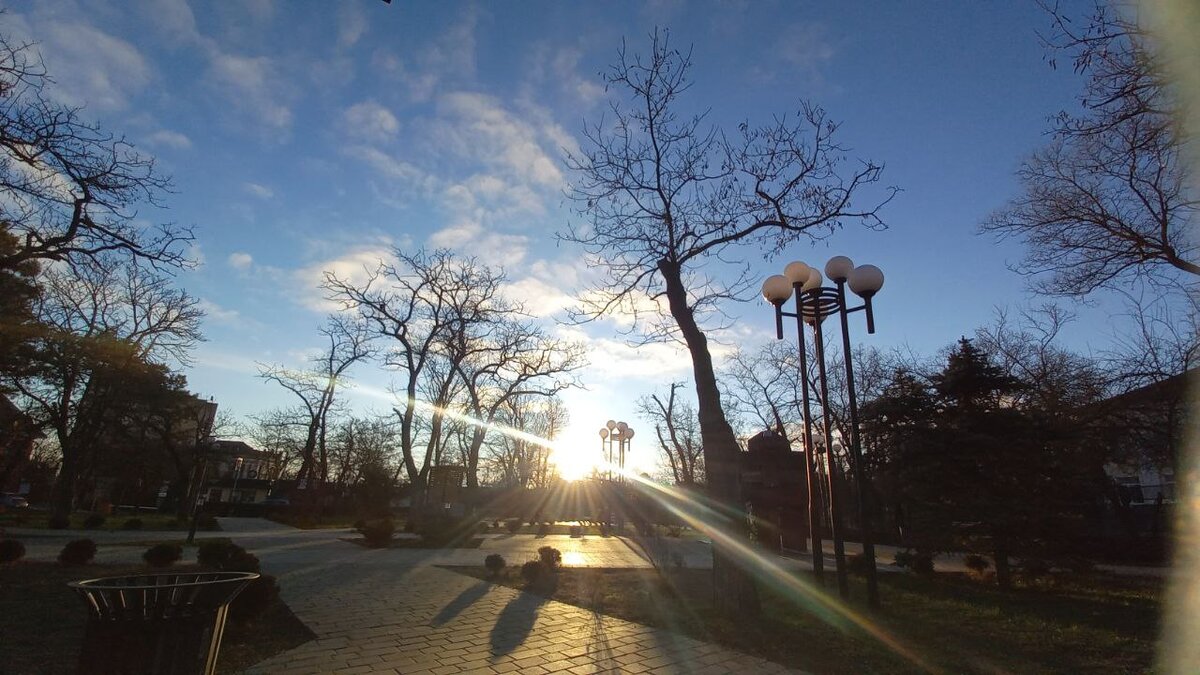 Какой-то парк около набережной))