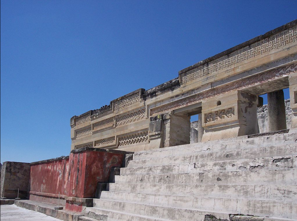 Дворец в Митле. https://ru.wikipedia.org/wiki/Митла#/media/Файл:BestConservedBuilding-Mitla-Oaxaca-Mexico.jpg