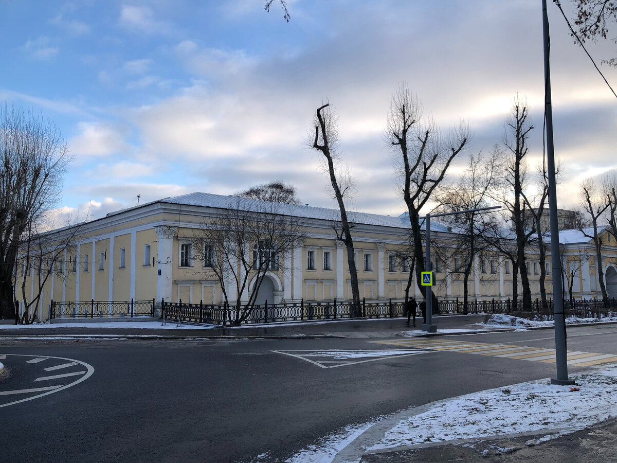 Фасад дворца, обращённый на 2-ю Бауманскую улицу.