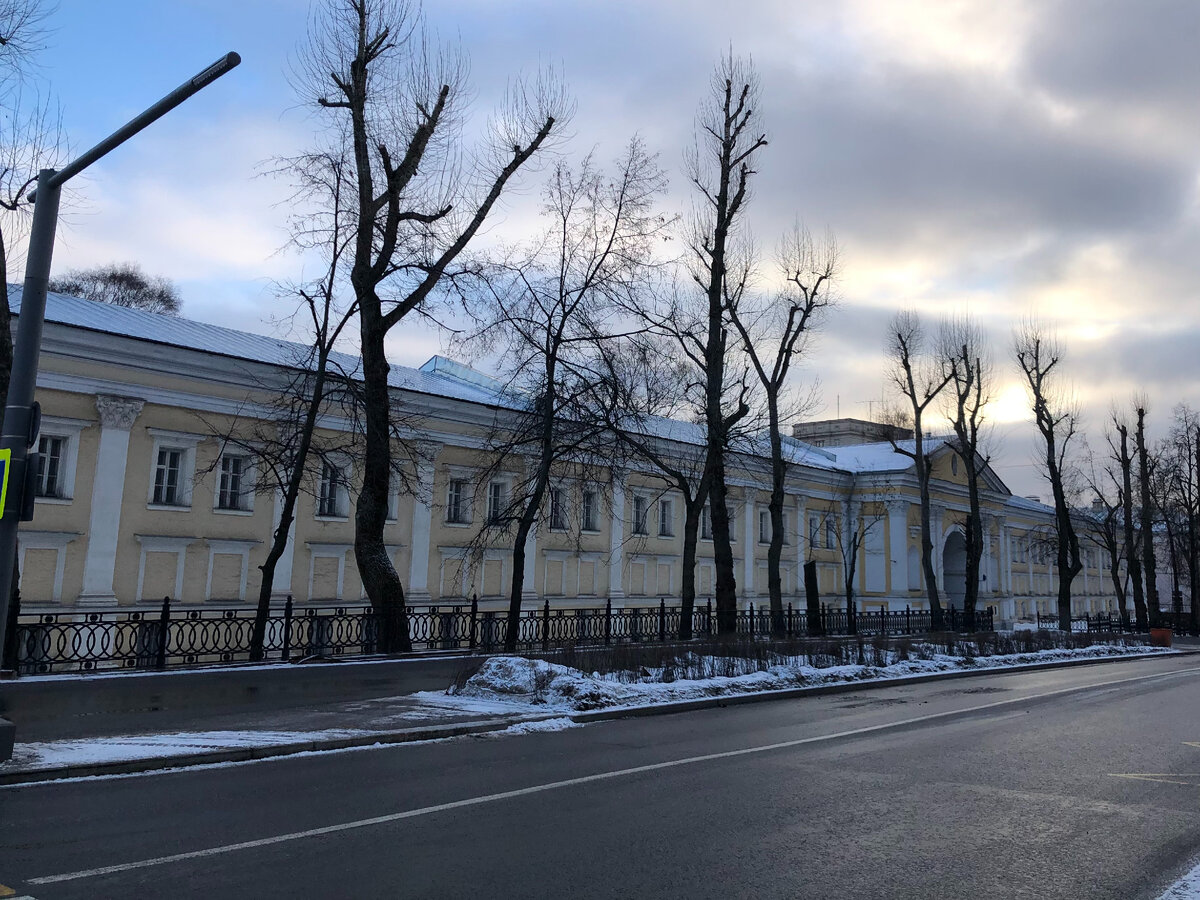 Фасад Лефортовского дворца, обращённый на 2-ю Бауманскую улицу.