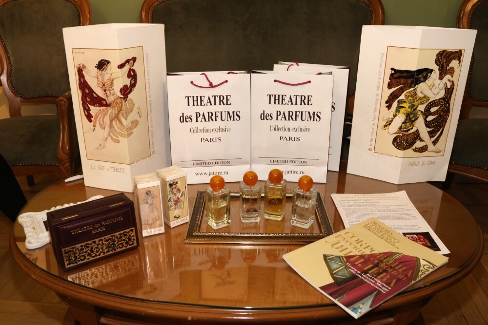 книга года награда. книга лауреат премии года. литературные премии. книга лауреат премии года. книга получившая литературную премию.