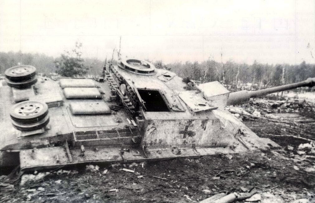 Брошенное StuG III Ausf.G ранних производственных серий