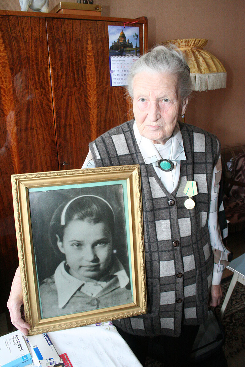 Нина Николаевна с портретом Тани