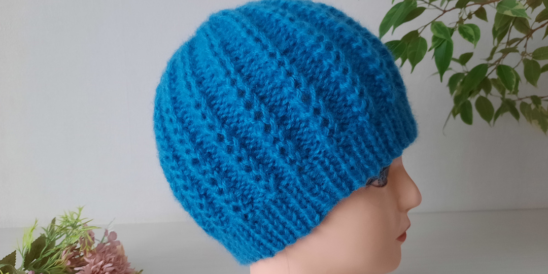 ШАПКА с объемным шикарным узором.