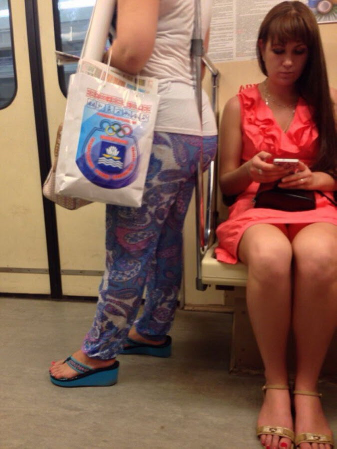 Мама сняла платье. Трусы в общественном транспорте. Под юбкой в общественном транспорте. Ножки девушек в транспорте. Ножки девушек в общественном транспорте.