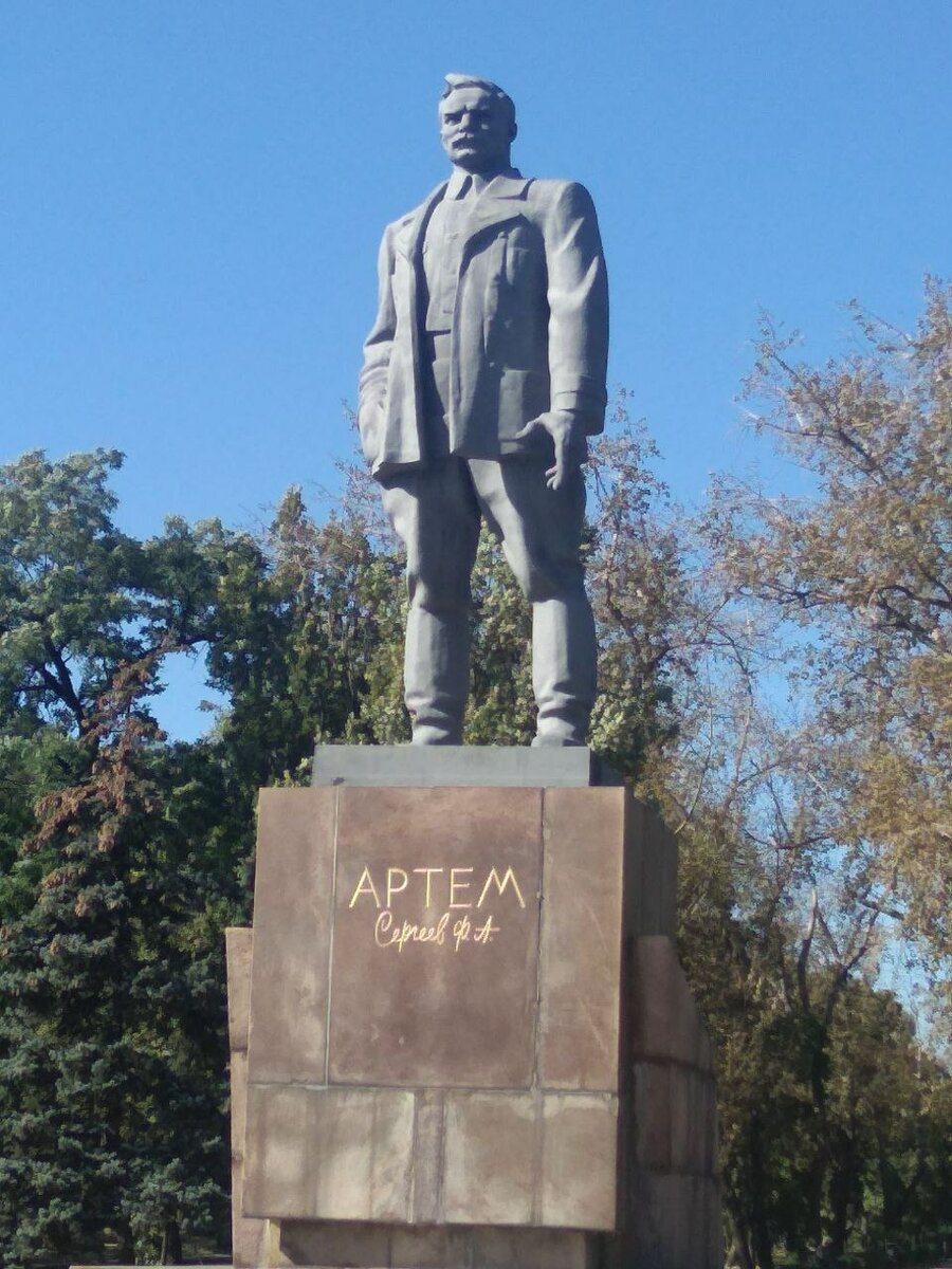 Каждый день практически мимо этого памятника хожу... Горжусь, что живу в городе, где революцию делал такой человек... 