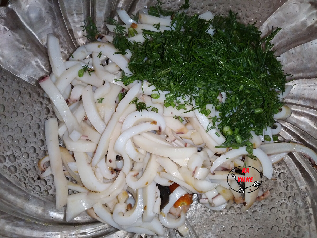 диетический салат с кальмарами. морской салат (кальмар, креветки, осьминог, мидии). салат с кальмарами и креветками. салат нептун самбери. салат нептун с красной икрой и кальмарами.