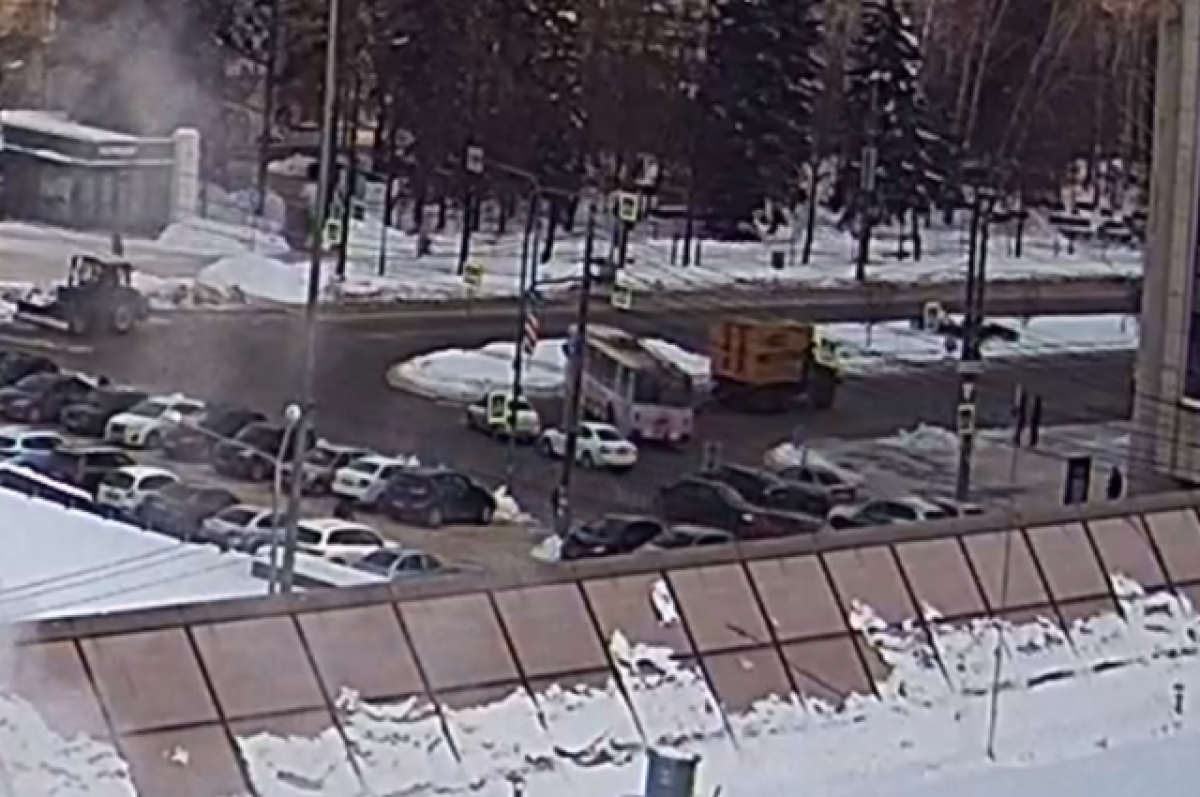    Троллейбус столкнулся с легковушкой, отцепившись от тягача в Челябинске