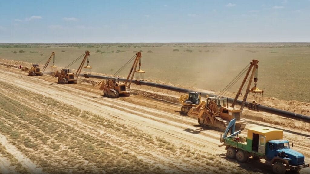 укладка нефтепровода. укладка трубопровода. новое строительство газопровода. новое строительство газопровода. межпоселковый газопровод.