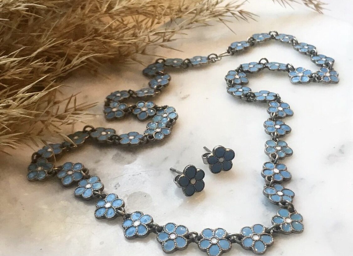 Спутник мыловаров космо. Фасады акрил аделькрайс. С днем мыла картинка. Тарелка эмалированная soap alibaba. Эмаль мыло.