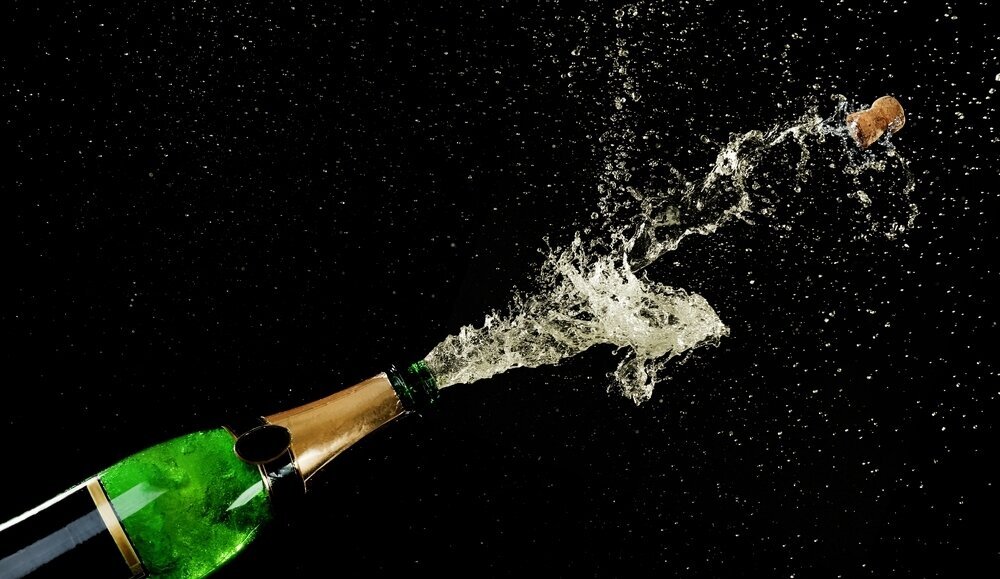 Коктейли. Разноцветные коктейли. Что можно добавить в шампанское. Бокалы с шампанским. Необычная подача коктейлей.