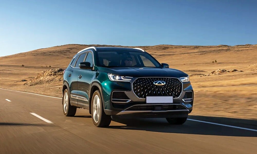 Одной из главных особенностей Tiggo 8 Pro Plug-in Hybrid является его электрический двигатель, который способен работать на расстоянии до 50 километров без подзарядки. Это идеально подходит для ежедневных поездок в городе, где краткие расстояния могут быть выполнены полностью на электричестве, что в конечном итоге снижает выбросы CO2 и экономит деньги на топливе. Когда электрическая мощность заканчивается, Tiggo 8 Pro Plug-in Hybrid автоматически переключается на бензиновый двигатель, который обеспечивает дополнительную мощность и дальность. Таким образом, автомобиль может покрывать более длинные расстояния без необходимости останавливаться для зарядки.