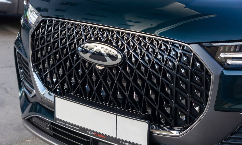 Chery Tiggo 8 Pro Plug-in Hybrid - автомобиль будущего, который сочетает в себе мощность, эффективность и технологии нового поколения. Этот гибридный автомобиль разработан и выпускается китайским производителем автомобилей Chery. Основным преимуществом Chery Tiggo 8 Pro Plug-in Hybrid является его уникальная система Plug-in Hybrid, которая объединяет в себе электрическую и бензиновую мощность. Это означает, что автомобиль может работать как на электричестве, так и на топливе, что обеспечивает его владельцу больше гибкости и экономии топлива.