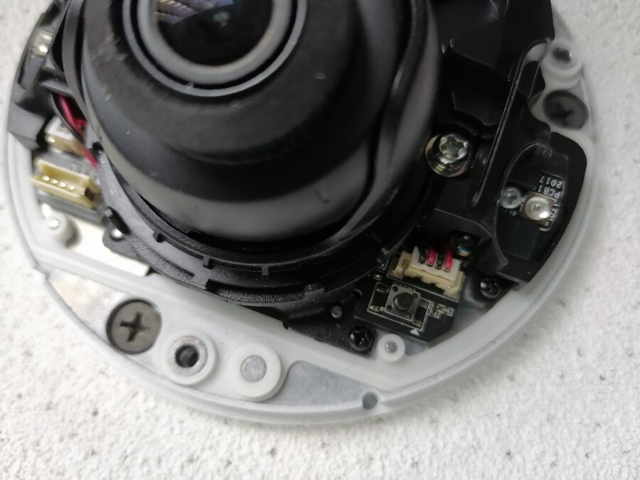 Сегодня сбросим камеру Hikvision на заводские настройки с помощью кнопки. Не на всех камерах есть кнопка сброса, но на моей модели она имеется. Модель IP-камеры DS-2CD2523G0-IS.-2