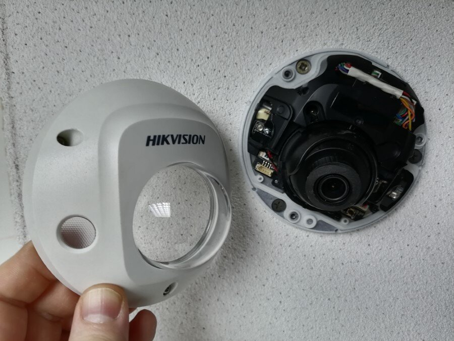 Сегодня сбросим камеру Hikvision на заводские настройки с помощью кнопки. Не на всех камерах есть кнопка сброса, но на моей модели она имеется. Модель IP-камеры DS-2CD2523G0-IS.