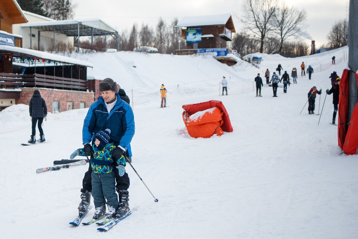 зима радость. новогодние объятия. радость зимой. вы как зимний момент. вы как зимний момент.