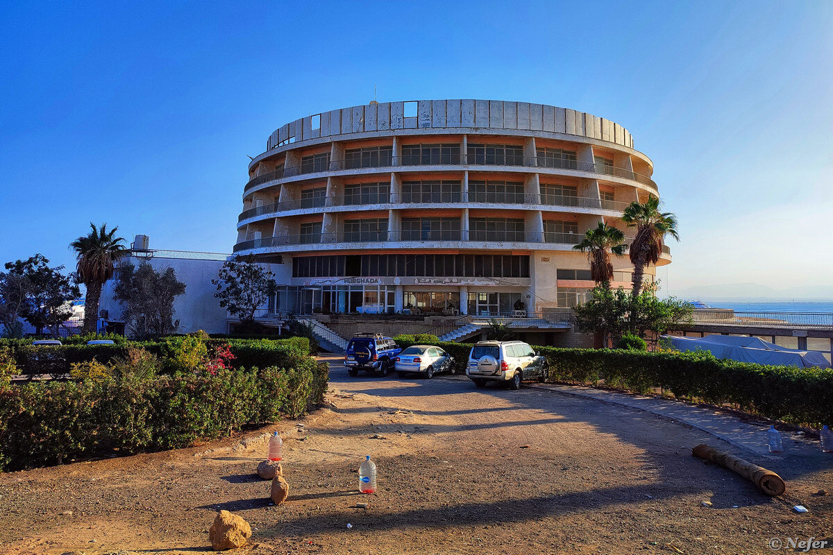 Знаменитый "Шератон", с которого началась история Хургады, как курорта. Некогда шикарный отель, ныне превратившийся в призрак. Много лет он стоит необитаемый, внутрь не пускают, там охрана.