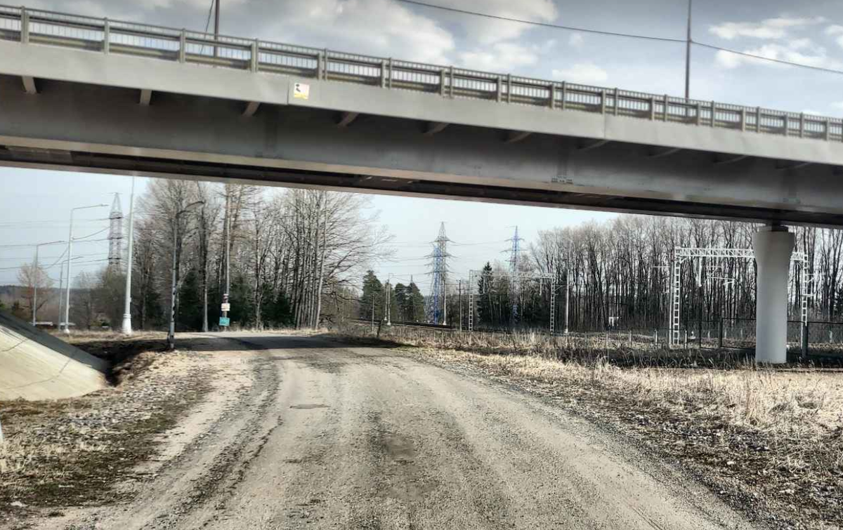 Дорога к СТ "Дружба-2 и СТ "Весна" от Цветочной улицы под путепроводом. В будущем эту дорогу расширят и заасфальтируют.