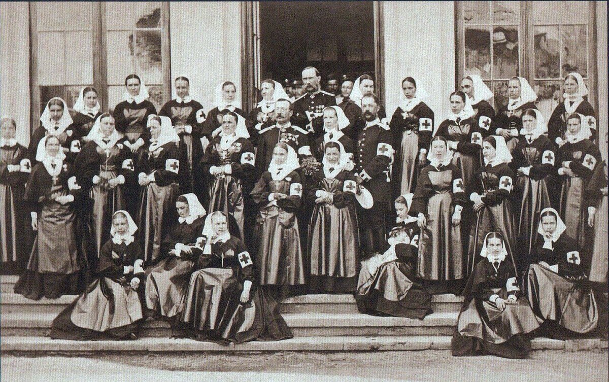 Врачи и медсестры полевого лазарета русского Красного креста, ноябрь 1877. Фото: humus ЖЖ