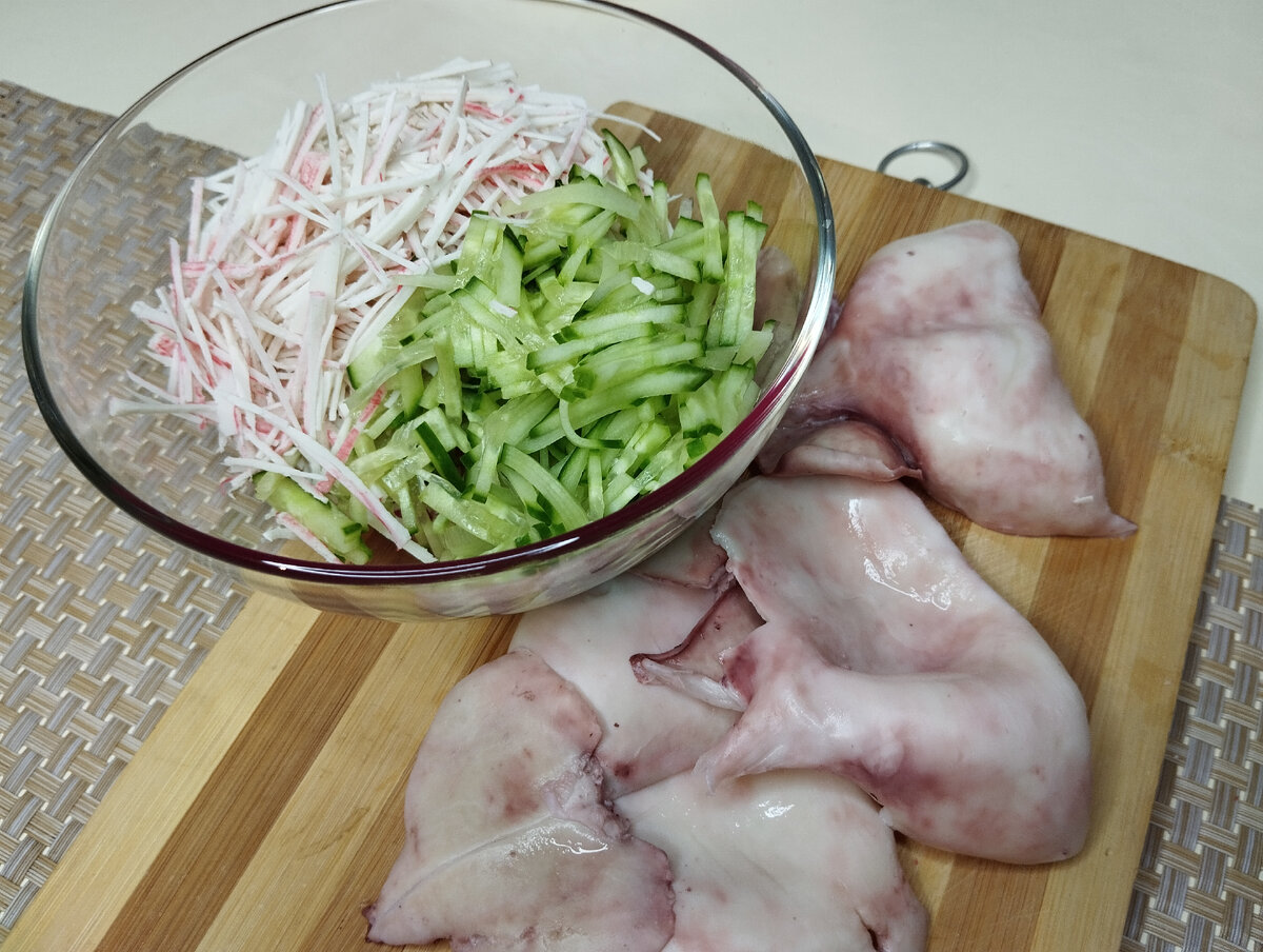 салат с кальмарами. как приготовить кальмары в пост. сочетания для салатов. с какими продуктами сочетается кальмар. ольга матвей салат с кальмарами.