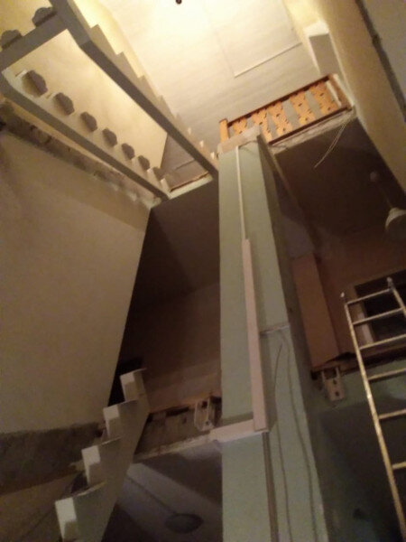 Человек поднимается по лестнице. Шоу трумана фильм 1998. Парень на лестнице. Человек спускается с лестницы. Лестничный пролет в подъезде.