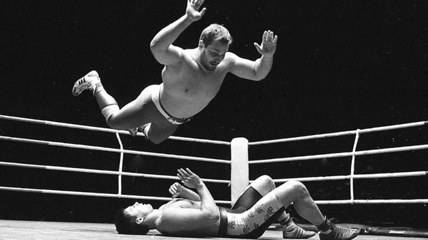 прыжковый турнир. акробатика на батуте. приземление легкая атлетика. лёгкая атлетика прыжки в высоту с шестом. савенков даниил легкая атлетика.