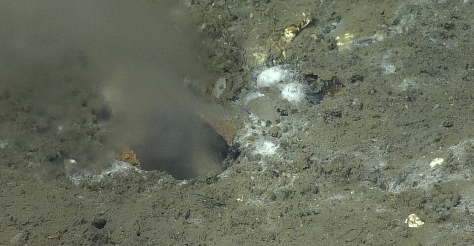 Кажется, что отверстие большое, но на самом деле – всего 5 см в диаметре