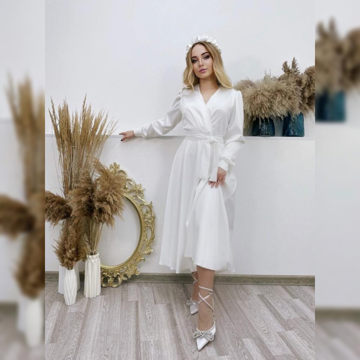 можно ли надевать свадебное платье. примерка свадебного платья в салоне. свадебное платье с кедами. вместо платья на свадьбу. платье невесты.